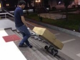 Vận chuyển hàng hóa lên xuống cầu thang đơn giản với xe đẩy hàng