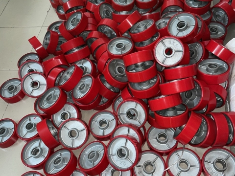 Bánh xe PU lõi gang 