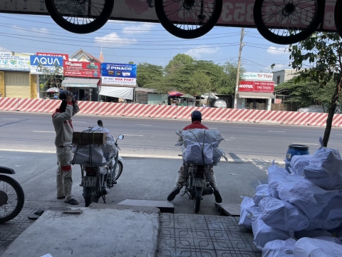 Nét đẹp lao động của nhân viên giao hàng DHA CASTER